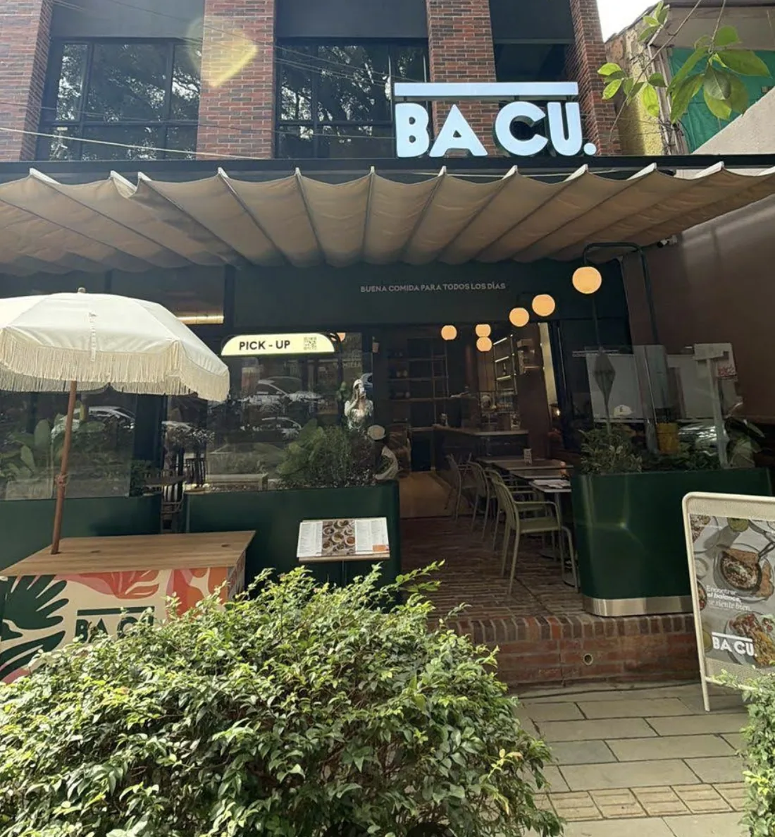 Fachada del restaurante Bacú en el primer piso de URBIT Garden, Laureles, Medellín