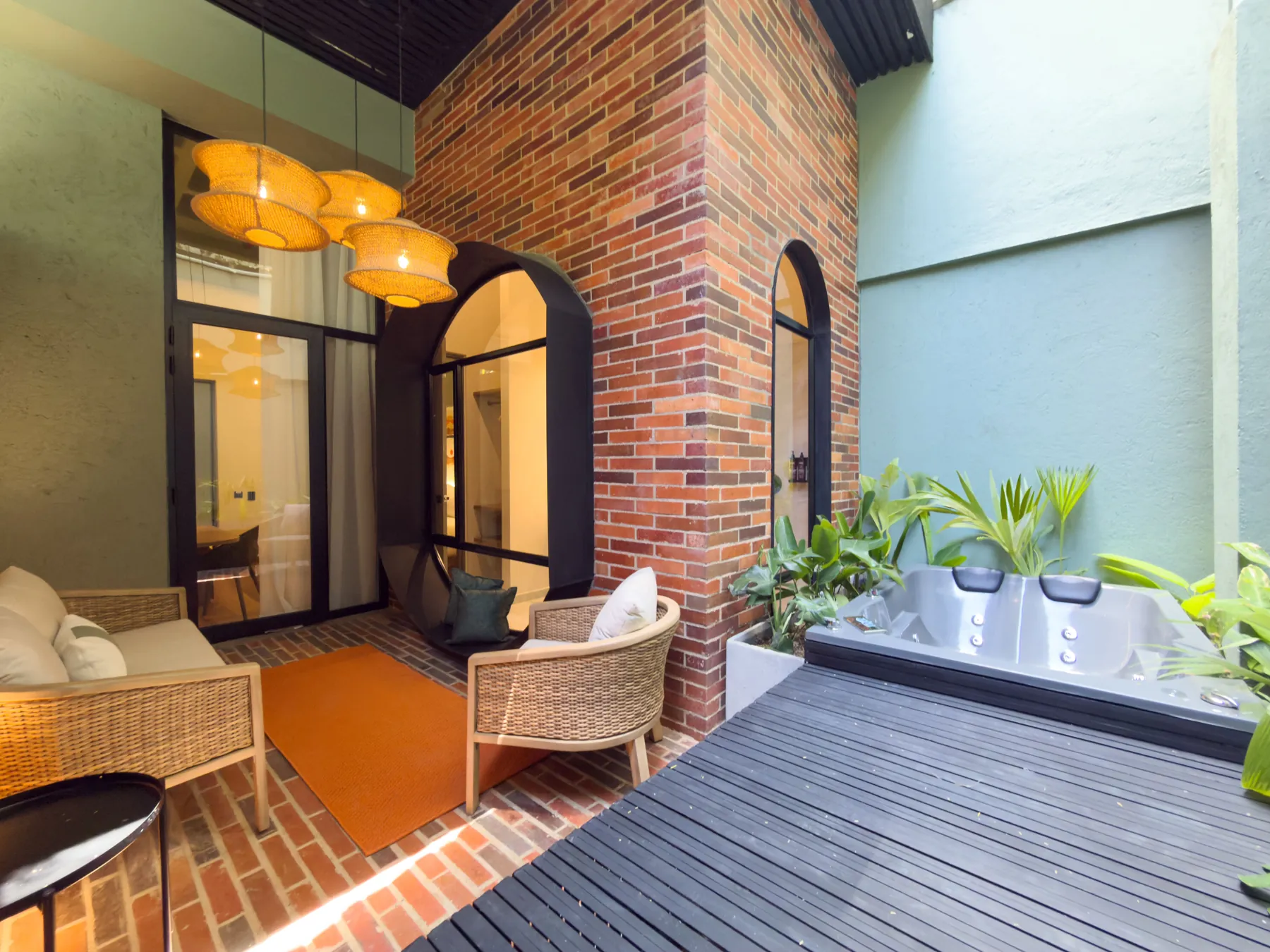 Patio interior con jacuzzi y vegetación en URBIT Garden