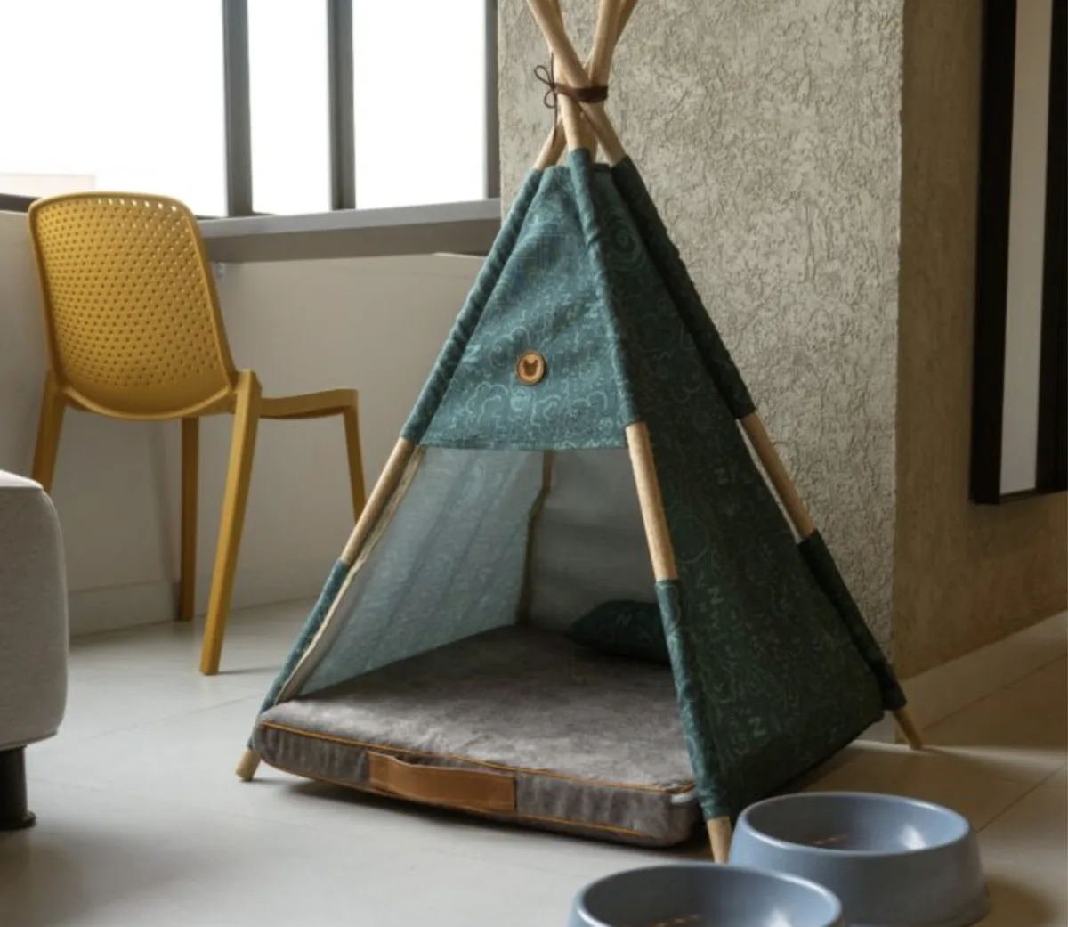 Camita tipo tipi para mascotas en una habitación de URBIT Garden, Laureles, Medellín